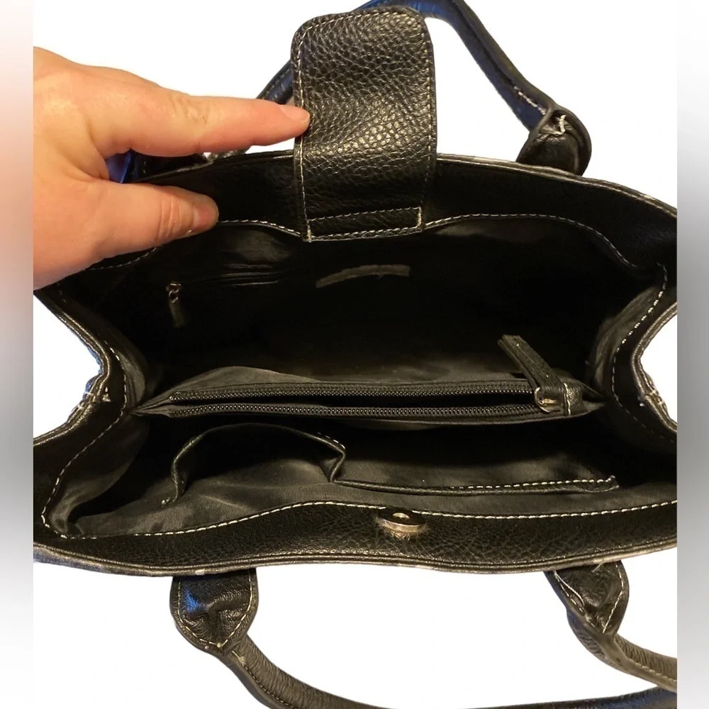 Wilson Leather purse shoulder bag black with silver flowers lots of pockets